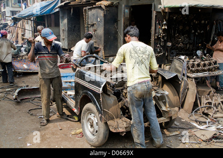 Démantèlement d'un vieux millésime en Taxi Chor Bazaar à Mumbai, Inde Banque D'Images