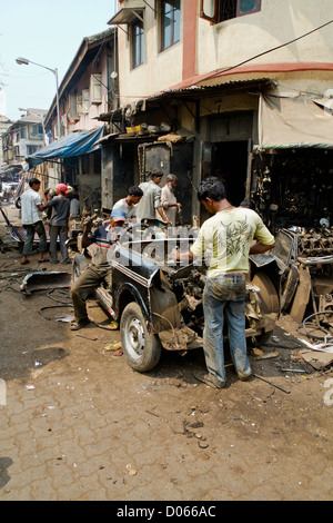 Démantèlement d'un vieux millésime en Taxi Chor Bazaar à Mumbai, Inde Banque D'Images