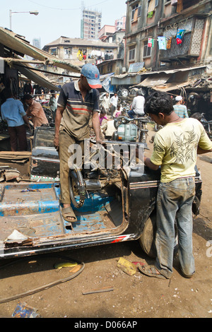 Démantèlement d'un vieux millésime en Taxi Chor Bazaar à Mumbai, Inde Banque D'Images