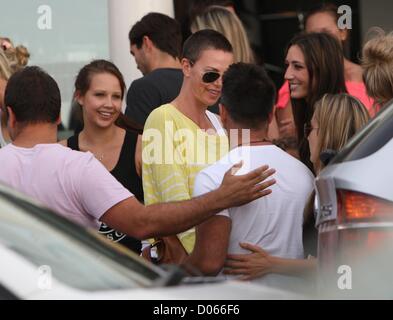 CAPE TOWN, AFRIQUE DU SUD - le 16 novembre : rencontre avec des fans de Charlize Theron dans un quartier branché de Camps Bay Restaurant de la chaussée, café Caprice, au coucher du soleil le 16 novembre 2012 à Cape Town, Afrique du Sud. L'actrice est à Cape Town pour tirer sur les scènes finales pour le blockbuster australien 'Mad Max 4 : Fury Road'. (Photo par Gallo Images / Sunday Times / Esa Alexander) Banque D'Images