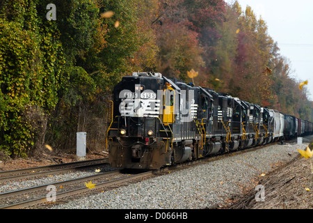 La Norfolk Southern train de fret avec des feuilles tomber Banque D'Images