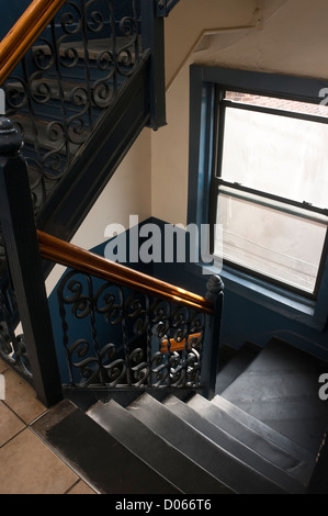 SIron et escalier de pierre dans un siècle New York City tenement Banque D'Images