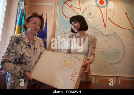 EDITH BARNIER MARLÈNE CESARINI FIER Voir livre d'or DESSIN SIGNÉ JEAN COCTEAU EN 1960 SALLE DE MARIAGE DANS LE BUREAU DU MAIRE Banque D'Images