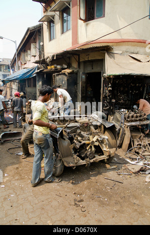 Démantèlement d'un vieux millésime en Taxi Chor Bazaar à Mumbai, Inde Banque D'Images