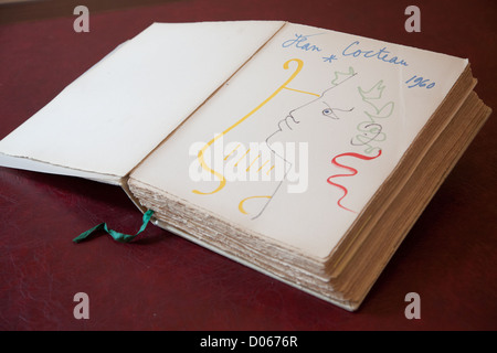 Livre d'or DESSIN SIGNÉ JEAN COCTEAU EN 1960 SALLE DE MARIAGE DANS LE BUREAU DU MAIRE SAINT-JEAN-CAP-FERRAT ALPES-MARITIMES (06) Banque D'Images