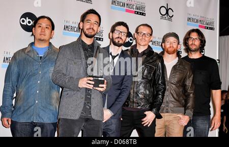 Los Angeles, Californie. 18 novembre 2012. Linkin Park dans la salle de presse pour le 40e anniversaire American Music Awards (AMA) - SALLE DE PRESSE, Nokia Theatre à Los Angeles. Vivre, Los Angeles, CA, 18 novembre 2012. Photo par : Elizabeth Goodenough/Everett Collection Banque D'Images