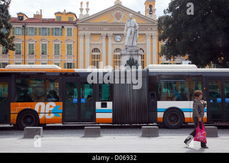 BUS SUR LA PLACE GARIBALDI DEVANT LA STATUE DE GIUSEPPE GARIBALDI NICE ALPES-MARITIMES (06) FRANCE Banque D'Images