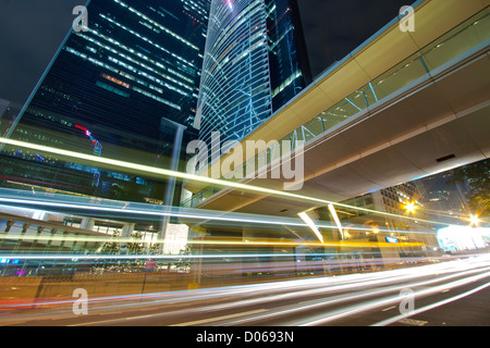 Les gratte-ciel modernes et de trafic au centre-ville de Hong Kong Banque D'Images