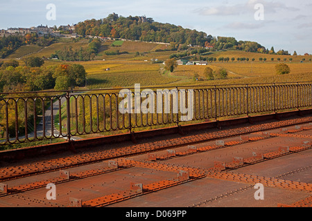 PANORAMA DU VIGNOBLE EN AUTOMNE VU DU MENETREOL-SOUS-SANCERRE SANCERRE VIADUC CHER (18) FRANCE Banque D'Images