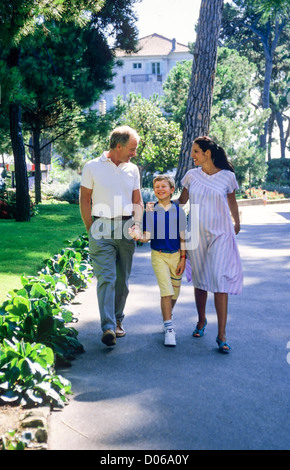 Couple avec femme enceinte et garçon promenade dans park Banque D'Images