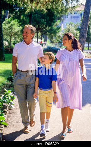 Couple avec femme enceinte et garçon promenade dans park Banque D'Images