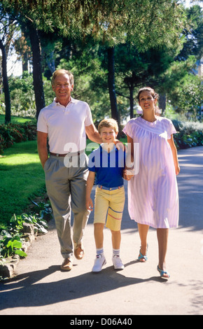 Couple avec femme enceinte et garçon promenade dans park Banque D'Images