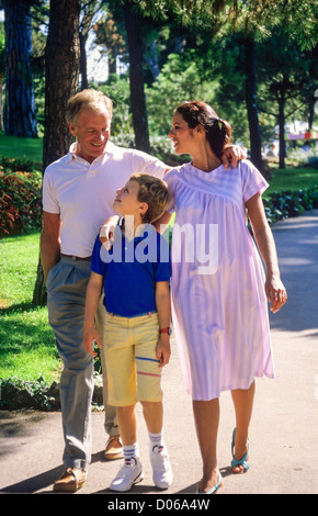 Couple avec femme enceinte et garçon promenade dans park Banque D'Images