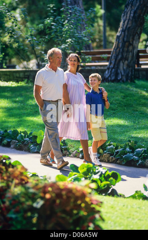 Couple avec femme enceinte et garçon se promenant dans le parc, France, Europe Banque D'Images