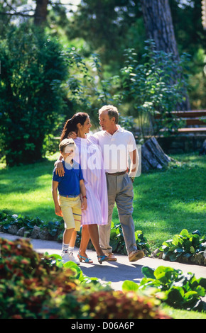 Couple avec femme enceinte et garçon promenade dans park Banque D'Images