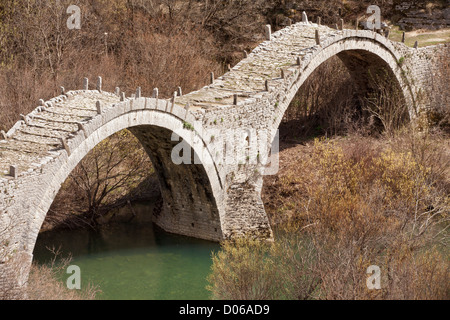 Kalogeriko ou Plakida bridge - un vieux cheval courbée (pont construit en 1814) Zagoria, nord-ouest de la Grèce Banque D'Images