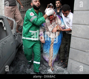 19 novembre 2012 - La ville de Gaza, bande de Gaza, territoire palestinien - infirmiers palestiniens traiter une femme blessés après une frappe aérienne israélienne à Gaza, le 19 novembre 2012. Raids aériens israéliens ont tué 31 Palestiniens le dimanche dans le jour le plus sanglant à ce jour de sa campagne aérienne sur la bande de Gaza, que les efforts diplomatiques pour négocier une trêve intensifiés (Image Crédit : © Ezz Al-Zanoon ZUMAPRESS.com)/Images/APA Banque D'Images