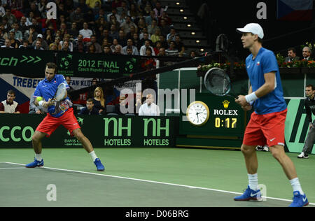 La République Tchèque Tomas Berdych, droite, et son coéquipier Radek Stepanek, gauche, réagir lors de leur finale de la Coupe Davis de tennis match de double contre l'Espagne, Marcel Granollers et Marc Lopez à Prague, République tchèque, samedi, 17 novembre, 2012. (Photo/CTK Katerina Sulova) Banque D'Images