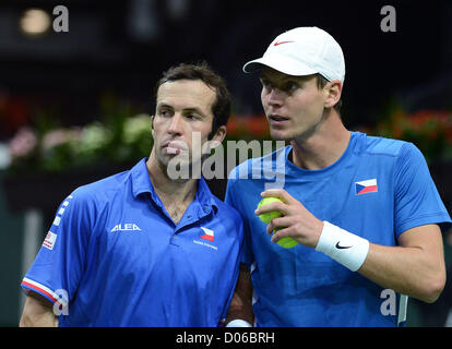 La République Tchèque Tomas Berdych, droite, et son coéquipier Radek Stepanek, gauche, réagir lors de leur finale de la Coupe Davis de tennis match de double contre l'Espagne, Marcel Granollers et Marc Lopez à Prague, République tchèque, samedi, 17 novembre, 2012. (Photo/CTK Katerina Sulova) Banque D'Images