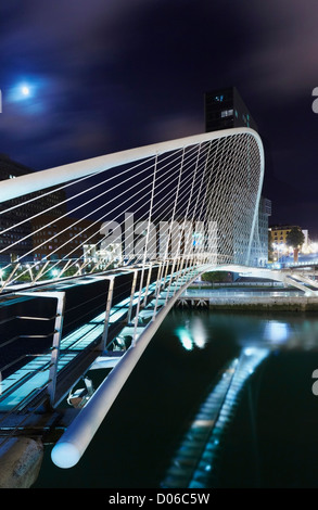 Pont Zubizuri (blanc), par nuit, conçue par Santiago Calatrava. Bilbao, Biscaye, Pays Basque, Espagne Banque D'Images