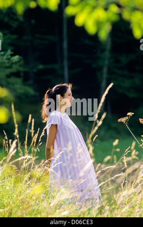 Pregnant woman standing in meadow Banque D'Images