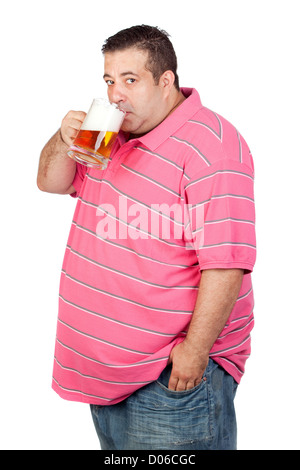 Gros homme boire un pot de bière isolé sur fond blanc Banque D'Images