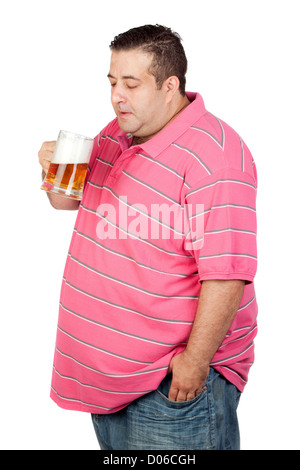 Gros homme boire un pot de bière isolé sur fond blanc Banque D'Images