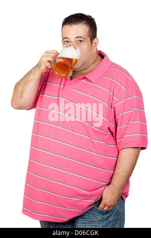 Gros homme boire un pot de bière isolé sur fond blanc Banque D'Images