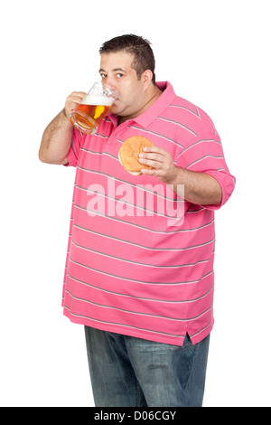 Gros homme boire un pot de bière et manger hamburger isolé sur fond blanc Banque D'Images