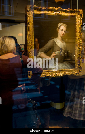 Les amateurs d'art sont vus à travers une fenêtre tout en participant à une exposition privée d'une série d'aperçu à Phillip moule, un marchand de tableaux à Londres. Philip Mould & Company sont un important revendeur spécialisé dans l'art britannique et les vieux maîtres. Notre galerie est située dans la région de Dover Street au centre de l'art Market de Londres. Ils ont une grande sélection de peintures à vendre, de Tudor et panneau de style jacobéen photos de paysages du dix-huitième siècle, ainsi que des oeuvres de maîtres anciens tels que Titien et Van Dyck, et de meubles miniatures. Banque D'Images