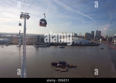 La vue en direction sud à partir d'une gondole sur un voyage sur la Tamise sur le Téléphérique Emirates, du Royal Docks vers l'O2 arena sur la péninsule de Greenwich. Il y a des gondoles 34, chacune avec une capacité maximale de 10 passagers. L'Emirates Air Line (également connu sous le nom de la Tamise téléphérique) est un téléphérique link sur la Tamise à Londres construit avec le soutien de la compagnie aérienne Emirates. Le service a ouvert ses portes le 28 juin 2012 et est exploité par Transport for London. Banque D'Images