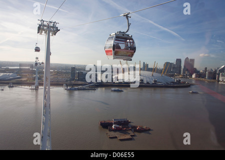 La vue en direction sud à partir d'une gondole sur un voyage sur la Tamise sur le Téléphérique Emirates, du Royal Docks vers l'O2 arena sur la péninsule de Greenwich. Il y a des gondoles 34, chacune avec une capacité maximale de 10 passagers. L'Emirates Air Line (également connu sous le nom de la Tamise téléphérique) est un téléphérique link sur la Tamise à Londres construit avec le soutien de la compagnie aérienne Emirates. Le service a ouvert ses portes le 28 juin 2012 et est exploité par Transport for London. Banque D'Images