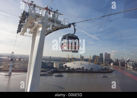 La vue en direction sud à partir d'une gondole sur un voyage sur la Tamise sur le Téléphérique Emirates, du Royal Docks vers l'O2 arena sur la péninsule de Greenwich. Il y a des gondoles 34, chacune avec une capacité maximale de 10 passagers. L'Emirates Air Line (également connu sous le nom de la Tamise téléphérique) est un téléphérique link sur la Tamise à Londres construit avec le soutien de la compagnie aérienne Emirates. Le service a ouvert ses portes le 28 juin 2012 et est exploité par Transport for London. Banque D'Images