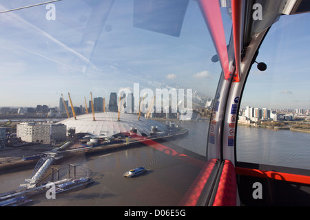 La vue en direction sud à partir d'une gondole sur un voyage sur la Tamise sur le Téléphérique Emirates, du Royal Docks vers l'O2 arena sur la péninsule de Greenwich. Il y a des gondoles 34, chacune avec une capacité maximale de 10 passagers. L'Emirates Air Line (également connu sous le nom de la Tamise téléphérique) est un téléphérique link sur la Tamise à Londres construit avec le soutien de la compagnie aérienne Emirates. Le service a ouvert ses portes le 28 juin 2012 et est exploité par Transport for London. Banque D'Images