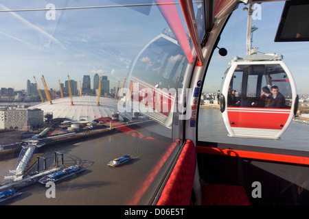 La vue en direction sud à partir d'une gondole sur un voyage sur la Tamise sur le Téléphérique Emirates, du Royal Docks vers l'O2 arena sur la péninsule de Greenwich. Il y a des gondoles 34, chacune avec une capacité maximale de 10 passagers. L'Emirates Air Line (également connu sous le nom de la Tamise téléphérique) est un téléphérique link sur la Tamise à Londres construit avec le soutien de la compagnie aérienne Emirates. Le service a ouvert ses portes le 28 juin 2012 et est exploité par Transport for London. Banque D'Images