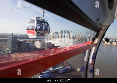 La vue en direction sud à partir d'une gondole sur un voyage sur la Tamise sur le Téléphérique Emirates, du Royal Docks vers l'O2 arena sur la péninsule de Greenwich. Il y a des gondoles 34, chacune avec une capacité maximale de 10 passagers. L'Emirates Air Line (également connu sous le nom de la Tamise téléphérique) est un téléphérique link sur la Tamise à Londres construit avec le soutien de la compagnie aérienne Emirates. Le service a ouvert ses portes le 28 juin 2012 et est exploité par Transport for London. Banque D'Images