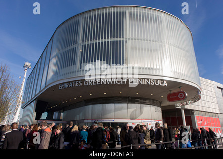 File d'attente des passagers à l'extrême sud de la péninsule de Greenwich (terminus du téléphérique Emirates) Thames, London. Il y a des gondoles 34, chacune avec une capacité maximale de 10 passagers. L'Emirates Air Line (également connu sous le nom de la Tamise téléphérique) est un téléphérique link sur la Tamise à Londres construit avec le soutien de la compagnie aérienne Emirates. Le service a ouvert ses portes le 28 juin 2012 et est exploité par Transport for London. Banque D'Images