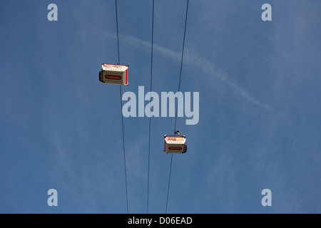 Deux des dix gondoles qui franchissent le fleuve de la Tamise (UNIS) Thames Cable Car, chacune avec une capacité maximale de 10 passagers. L'Emirates Air Line (également connu sous le nom de la Tamise téléphérique) est un téléphérique link sur la Tamise à Londres construit avec le soutien de la compagnie aérienne Emirates. Le service a ouvert ses portes le 28 juin 2012 et est exploité par Transport for London. Le service, a annoncé en juillet 2010 et d'un coût estimé à 60 millions de livres, est composé d'un 1-kilomètre (0.62 km) gondola qui traverse la Tamise à partir de la péninsule de Greenwich au Royal Docks. Banque D'Images