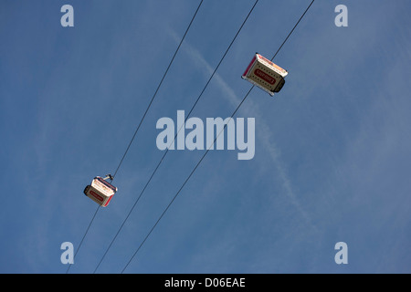 Deux des dix gondoles qui franchissent le fleuve de la Tamise (UNIS) Thames Cable Car, chacune avec une capacité maximale de 10 passagers. L'Emirates Air Line (également connu sous le nom de la Tamise téléphérique) est un téléphérique link sur la Tamise à Londres construit avec le soutien de la compagnie aérienne Emirates. Le service a ouvert ses portes le 28 juin 2012 et est exploité par Transport for London. Le service, a annoncé en juillet 2010 et d'un coût estimé à 60 millions de livres, est composé d'un 1-kilomètre (0.62 km) gondola qui traverse la Tamise à partir de la péninsule de Greenwich au Royal Docks. Banque D'Images