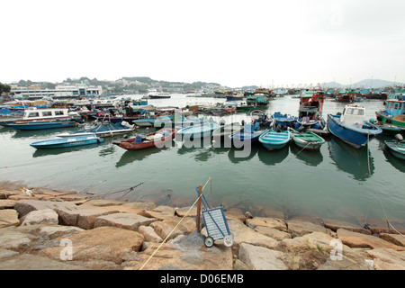 Cheung Chau sur la mer à Hong Kong, avec les bateaux de pêche comme background Banque D'Images