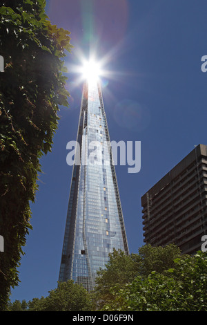 Soleil de la reflète tesson de verre, Londres, conçu par Renzo Piano montrant les arbres et les gars à l'avant-plan de l'hôpital Banque D'Images