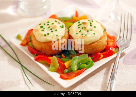 Les nids de pommes de terre avec la morue. Recette disponible. Banque D'Images