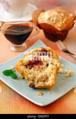 Muffins aux fruits rouges. Recette disponible. Banque D'Images