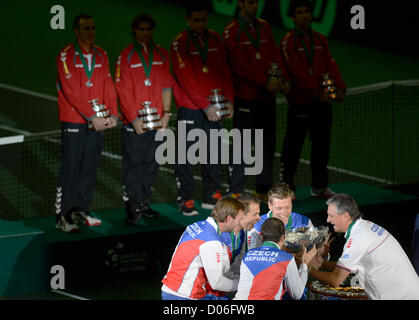 Coupe Davis l'Espagne, les membres de l'équipe de dos, regardez comme la République tchèque, l'équipe de Coupe Davis célébrer après qu'ils ont remporté la finale de la Coupe Davis à Prague, République tchèque, Dimanche 18 Novembre, 2012. La République tchèque a remporté le trophée de la Coupe Davis 2012 en battant l'Espagne 3-2. (Photo/CTK Michal Kamaryt) Banque D'Images