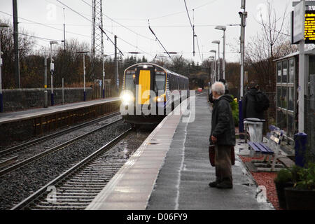 Lochwinnoch Station, Renfrewshire, Écosse, Royaume-Uni, lundi 19 novembre 2012. Un train retardé arrivant à Glasgow après que ScotRail a émis un avertissement de retard et/ou d'annulation ce matin aux passagers de Lochwinnoch suite à des inondations causées par de fortes pluies. Banque D'Images