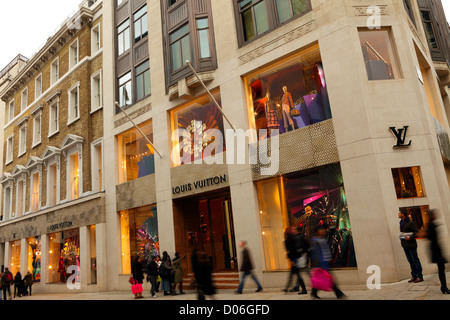 Louis Vuitton's flagship store à New Bond Street offrant la dernière fenêtre affiche comme de 17-11-2012. Banque D'Images