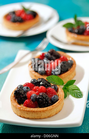 Tartelettes aux fruits sauvages. Recette disponible. Banque D'Images