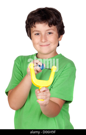 Adorable enfant avec une fronde isolé sur fond blanc Banque D'Images