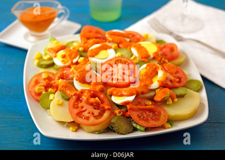 Salade de pommes de terre avec la sauce romesco. Recette disponible. Banque D'Images