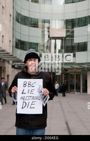 Londres, Royaume-Uni. 19/11/12. Stop the War Coalition (STWC) et des groupes pro-Palestiniens qui protestaient devant BBC Broadcasting House. Les manifestants affirment qu'il y a trop de parti pris en faveur du Gouvernement israélien dans la BBC, la couverture du conflit en Israël et à Gaza, en particulier par leur rédacteur diplomatique, Johnathan Marcus Crédit : Pete Maclaine / Alamy Live News Banque D'Images